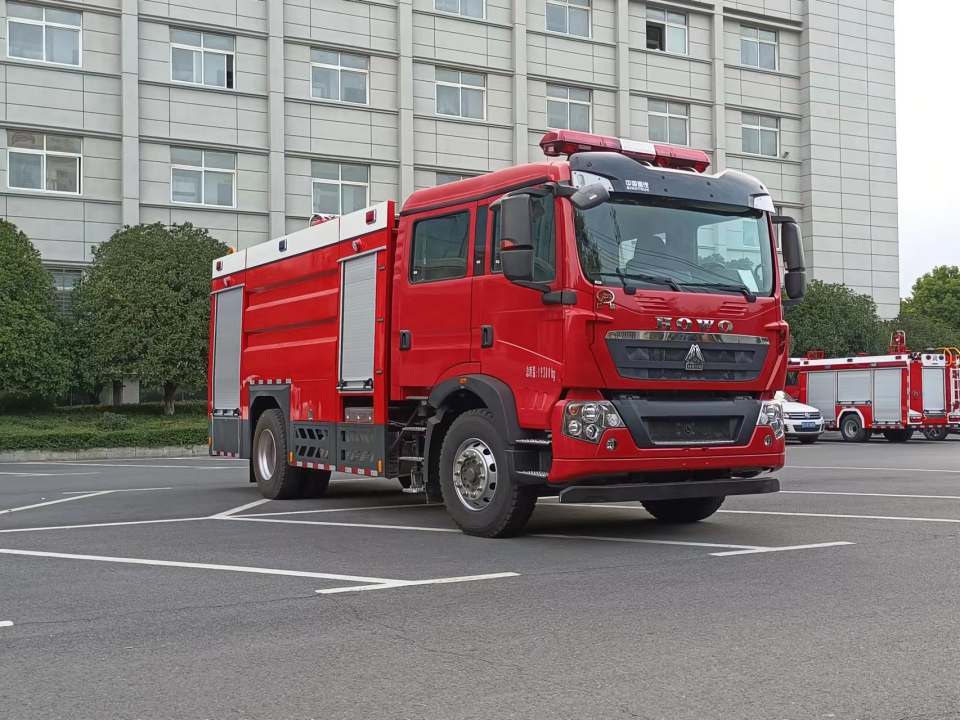 重汽8噸水罐消防車(chē)