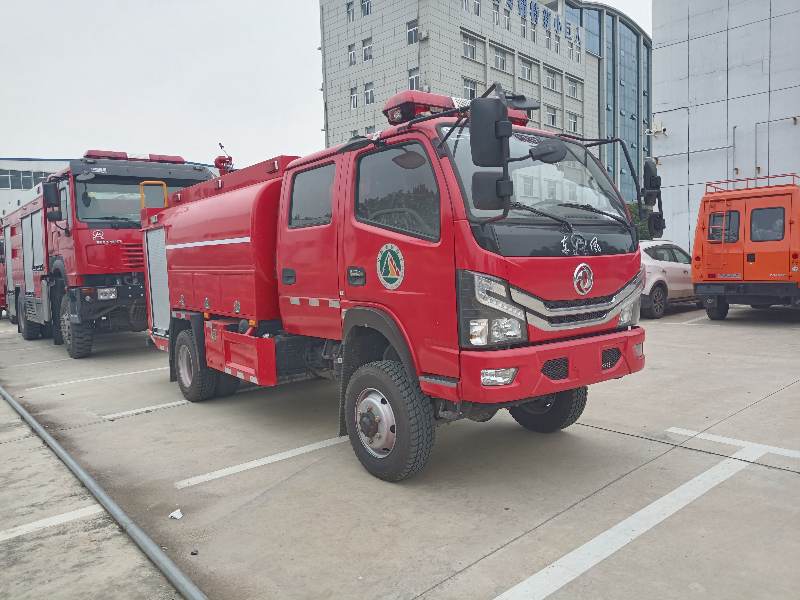 4.5噸東風(fēng)四驅(qū)雙排森林水罐消防車(chē)